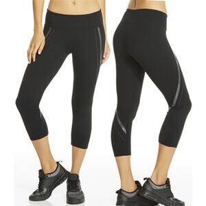 NWT Fabletics Rylie Capri Black M